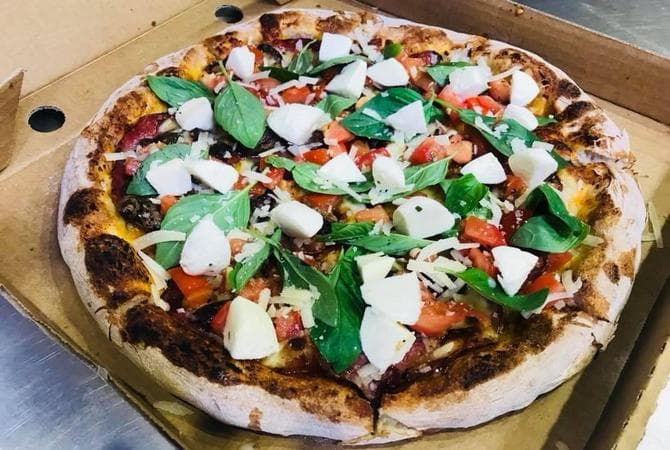 Romana pizza with salami, fior di latte and basil