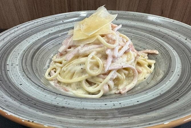 Spaghetti carbonara with pan-fried bacon